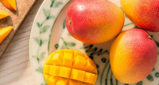 Mango peruano entero y cortado en cubos